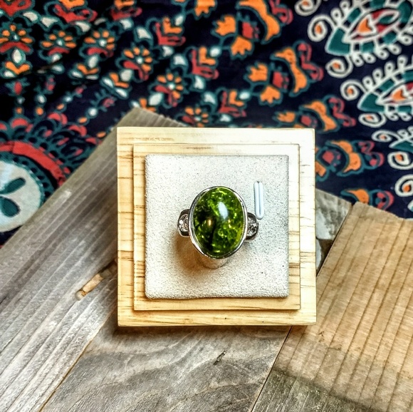🦄 Jewelry - Stunning 925 Silver Green Amber Ring